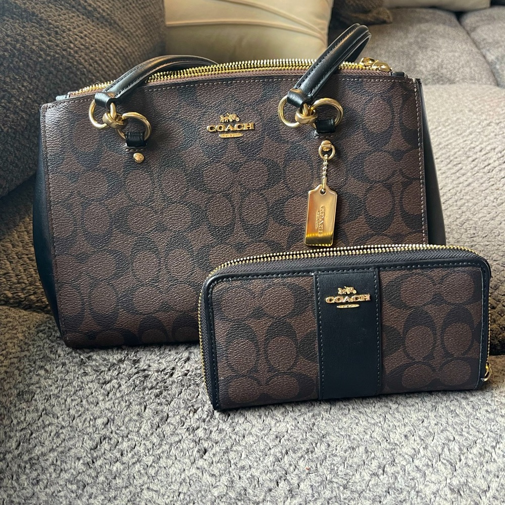 COACH brown Purse and matching wallet. **Lightly Used**